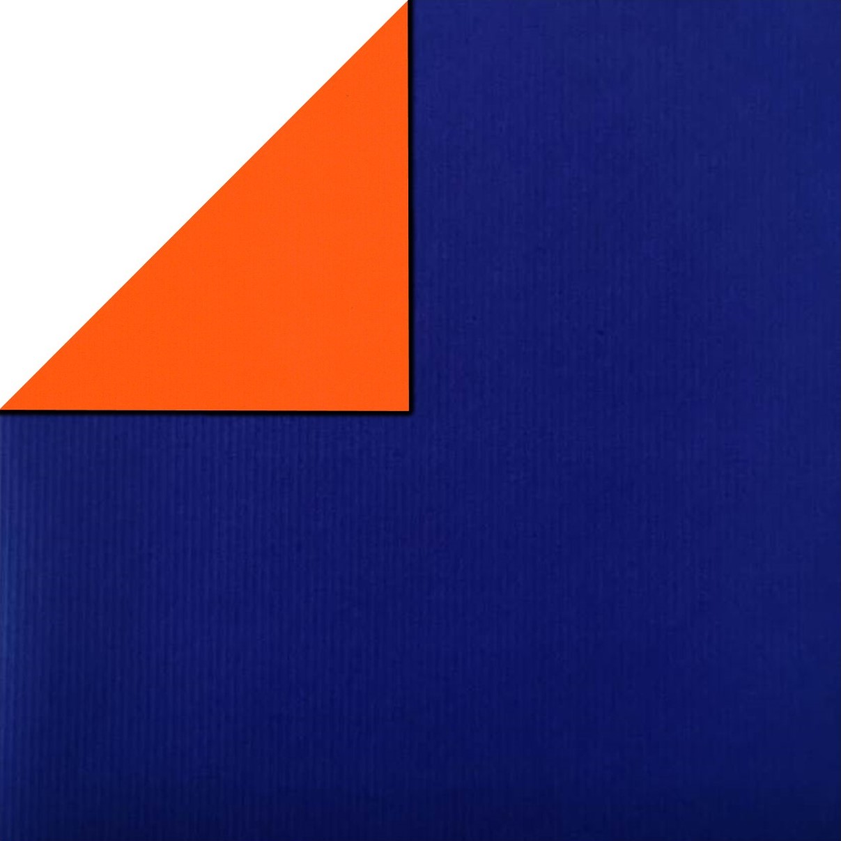 Inpakpapier voorzijde uni koningsblauw, achterzijde uni oranje op sterk geribbeld mat papier.
 
