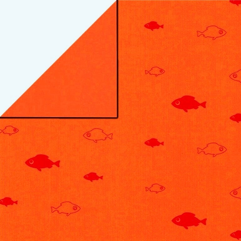 Inpakpapier voorzijde uni oranje voorzien van goudvissen, achterzijde uni oranje op sterk geribd papier.
 