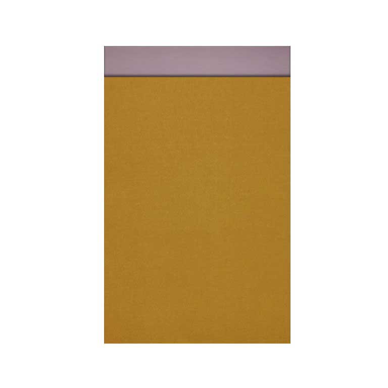 Geschenkzakjes met 2 cm klepje, oker gele buitenkant en lila binnenkant op sterk, zeer soepel mat papier.
 