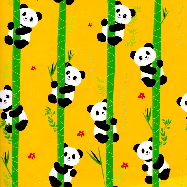 Cadeaupapier klimmende panda met gele achtergrond op glanzend papier.
 