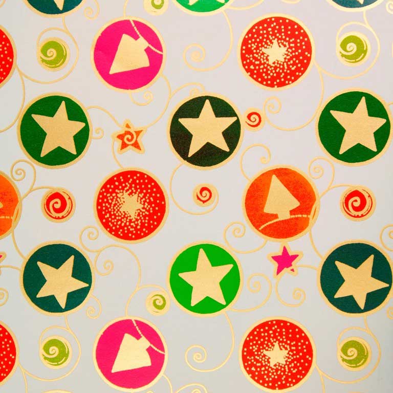 Geschenkpapier mit Goldene Weihnachtssterne in farbigen Kreisen mit Locken auf weißem Hintergrund, glänzendes starkes Papier.
 